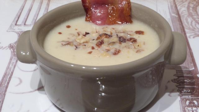 Velouté de pâtisson, bacon croustillant et éclats de noisette