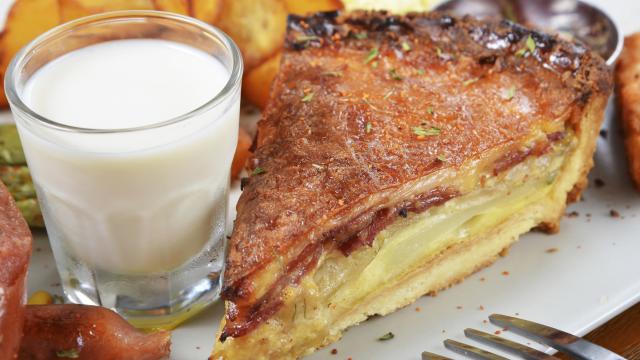 Quiche au lard fumé, oignons et fromage