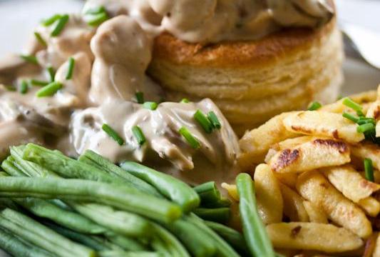 Bouchées à la Reine, au poulet, champignons et  Bresse Bleu