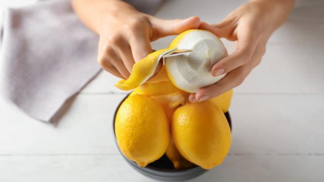 La bonne idée pour relever vos viandes : transformer vos épluchures de citron en un condiment plein de peps !