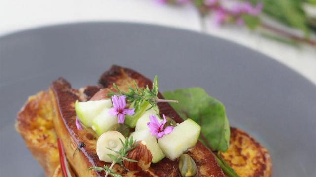 Brioche perdue au Floc de Gascogne, foie gras du Gers poêlé aux fruits secs et chutney d'abricots