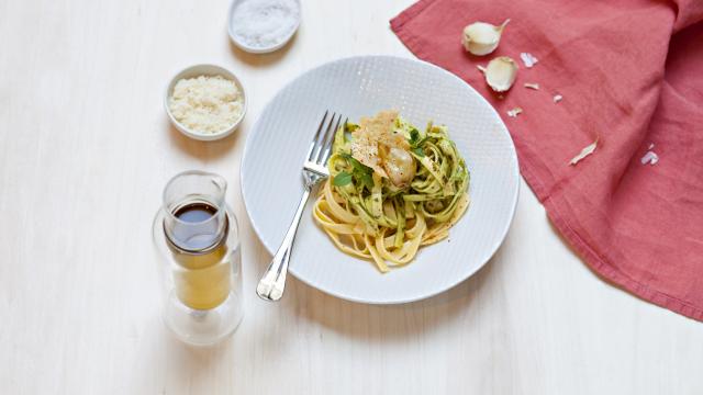 Tagliatelles au pesto, tuiles de parmesan et gousses d’ail confites