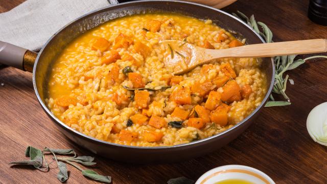 “Je le fais façon automne” : Cyril Lignac propose sa version du risotto à la milanaise avec un ingrédient de saison !