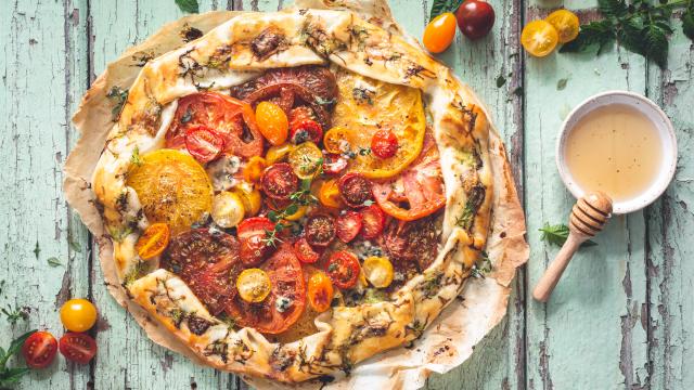 "Une explosion de saveurs" : Simone Zanoni dévoile sa recette de tarte aux tomates comme vous n’en n’avez jamais mangée !