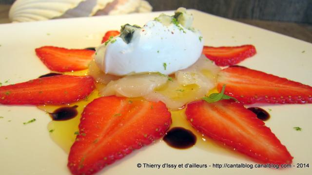 Saint-Jacques et fraises en carpaccio, chantilly légère au roquefort