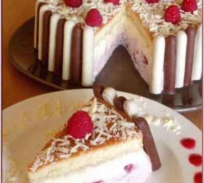 Charlotte au chocolat blanc et aux fraises