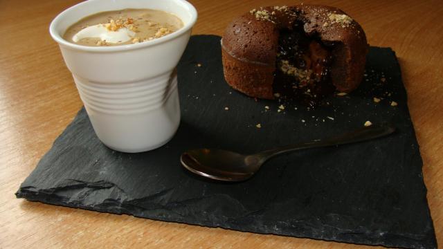 Coulant chocolat au cœur praliné, et sa crème anglaise façon cappuccino