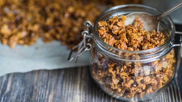 Cette diététicienne vous partage sa recette pour faire un granola réduit en sucres