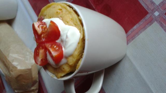 Mug cake aux lardons et tomate cerise