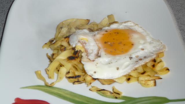 Œuf sur le plat sur lit de tagliatelles au beurre