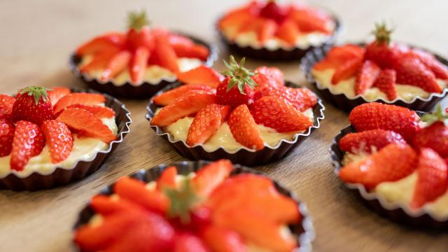 “C’est le début des fraises” : Cyril Lignac livre sa recette pour les sublimer dans des tartelettes aux sablés bretons
