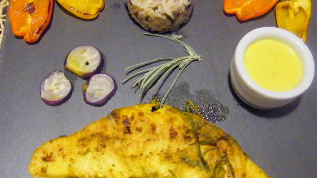 Steak de requin grillé au curcuma et moutarde de concombre