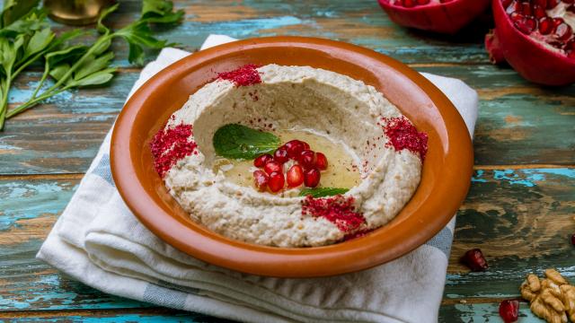 Tous en cuisine : Cyril Lignac partage sa recette de caviar d’aubergine, parfaite pour l’apéritif !