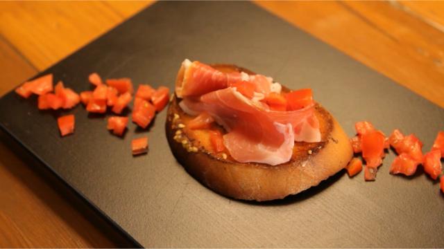 Tartine de pain aillé avec tomate et jambon