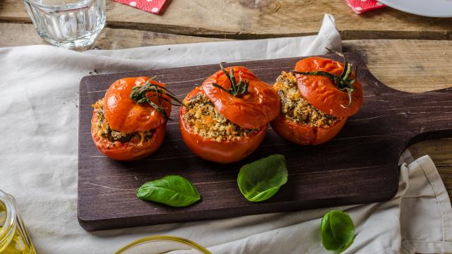 Tomates farcies au quinoa et aux herbes, frittata de courgettes au four, salade de pommes de terre primeur … Votre menu healthy de la semaine du 13 au 17 juin par 750green