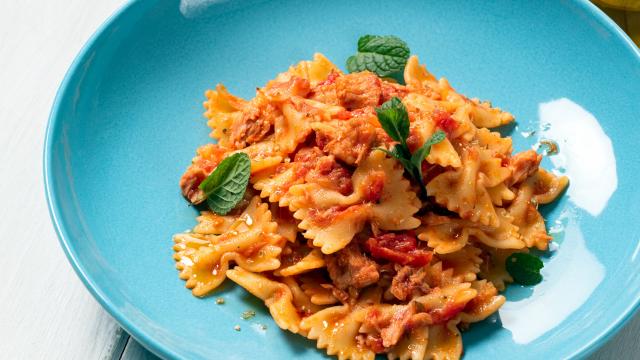 Tous en cuisine : la recette simple et gourmande des pâtes au ragoût de tomates et thon de Cyril Lignac