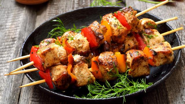 Tous en cuisine : Cyril Lignac partage sa recette de brochettes de poulet épicé et sa salade de concombre !