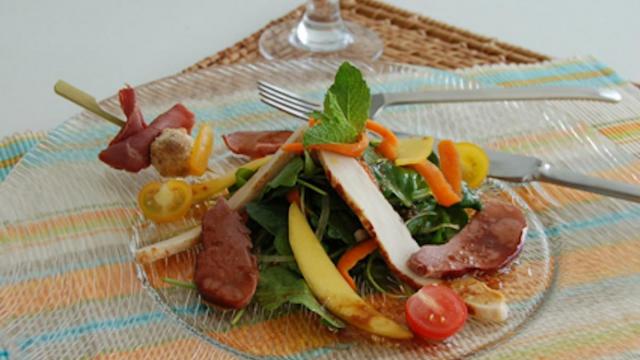 Roquette saveur thaï magret de canard fumé, filet de poulet rôti, mangues et tomates cerises