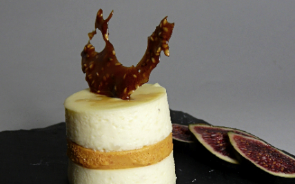 Panna cotta bicolore au fromage de brebis et chorizo, nougatine croquante au balsamique