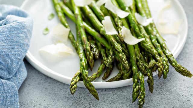 Asperges vertes grillées au parmesan : la recette rapide et facile à faire pour le printemps