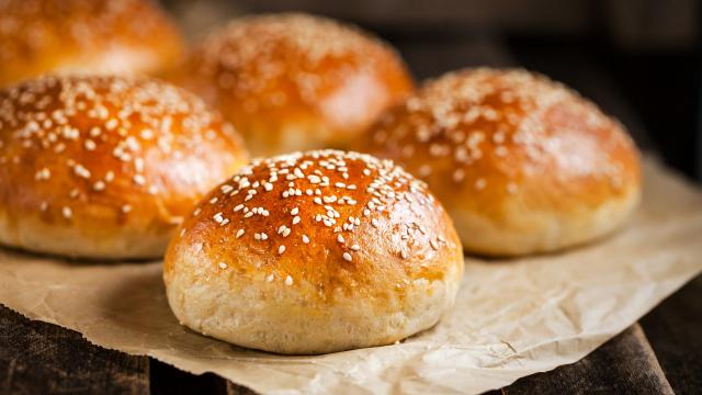 “Avec un pain maison, alors là c’est encore mieux” : Julie Andrieu partage sa recette simple pour faire de savoureux pains à burger !