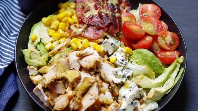 Du poulet, du bacon, des œufs, voici comment faire la salade Cobb pour changer de la salade César ?