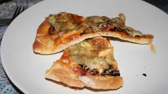 Pizza sauce piquante à l'aubergine et bûche de chèvre