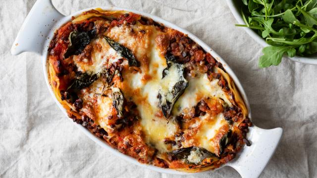 "Voici des lasagnes sans viande mais tout aussi bonnes" : Cyril Lignac partage sa recette végétarienne absolument irrésistible !