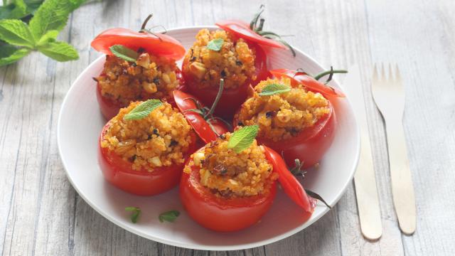 Tomates farcies au quinoa, raisins secs et amandes