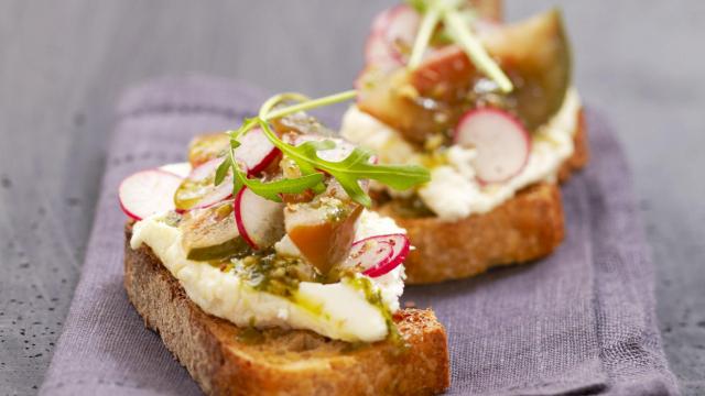 Tartine de Chabichou du Poitou, radis, tomates vertes et coulis de basilic