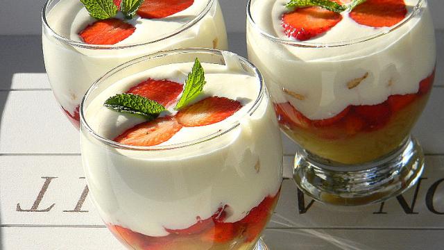 Trifle fraises, rhubarbe et mousse au chocolat blanc