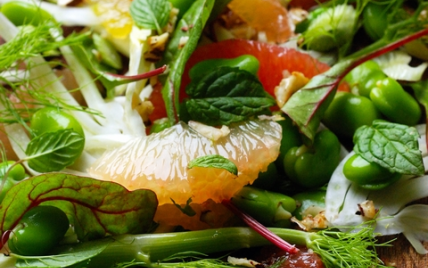 Salade multicolore aux fèves, à l'orange et au pamplemousse