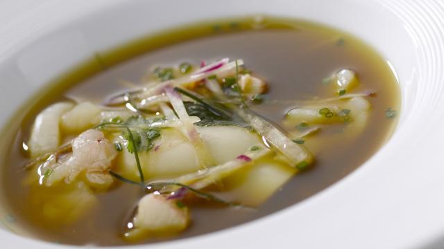 Raviole de chou-fleur, Fromage Fouetté Madame Loïk Radis Fines Herbes et bouillon de volaille au homard