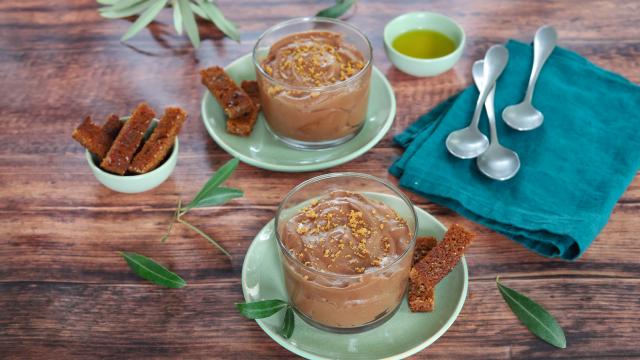 Mousse au chocolat à l'huile d'olive et pain d'épices croustillant