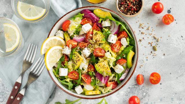 Salade fraîcheur à la feta, avocat, tomates cerises et graines