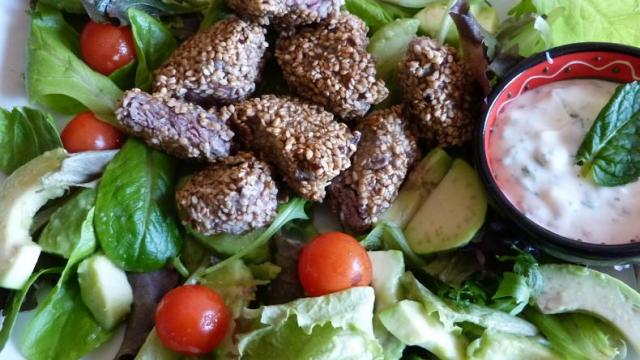 Salade d'avocat au fromage blanc et bouchée de bœuf au sésame