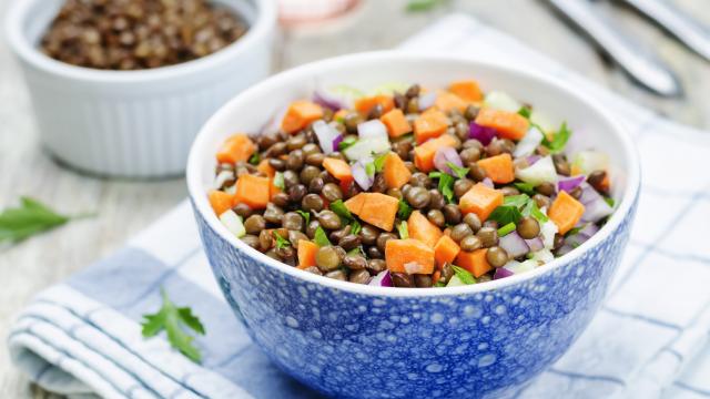 Salade de lentilles vertes, carottes et oignon rouge