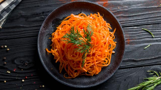 "Je vous le déconseille" : pourquoi les carottes râpées industrielles ne sont pas si bonnes pour la santé !