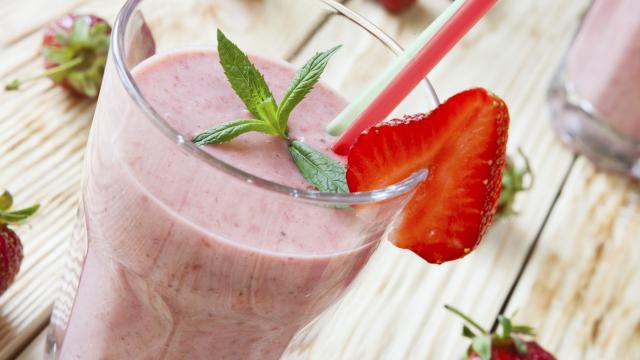 Milkshake aux fraises avec glace et feuilles de menthe