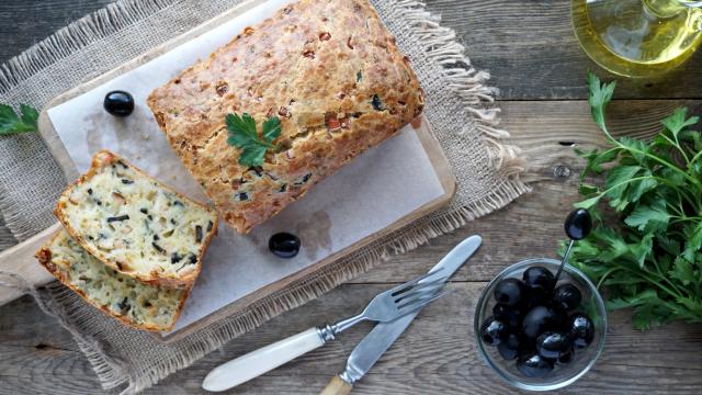 Cake salé au jambon, fromage et olives