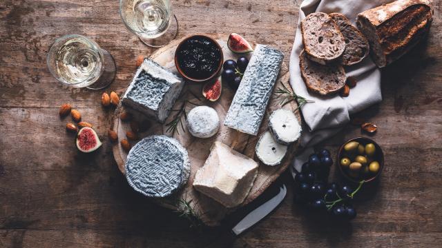 Ce fromage de chèvre vendu dans toute la France ne doit pas être consommé !