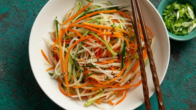 Salade de concombre, carotte, radis à l'asiatique