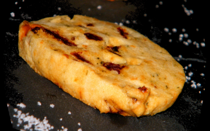 Sablés parmesan, tomates sechées et basilic