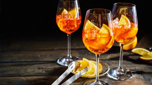 Un expert en mixologie partage ses conseils pour un Aperol Spritz réussi pour les fêtes !