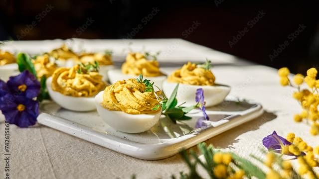 “C’est quelque chose qui fait toujours un carton” : la chef Hélène Darroze dévoile SA recette des œufs mimosa