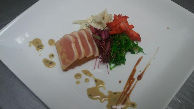 Tataki de thon, fraises et salade de fenouil