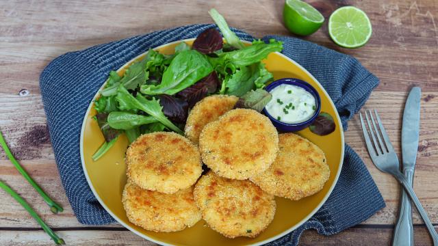 Galettes ou croquettes saumon et pommes de terre, sauce crème, citron et ciboulette