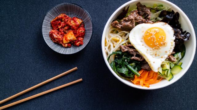 Bibimbap : voici comment réaliser ce délicieux plat coréen pour moins de 15 euros pour 4 personnes !