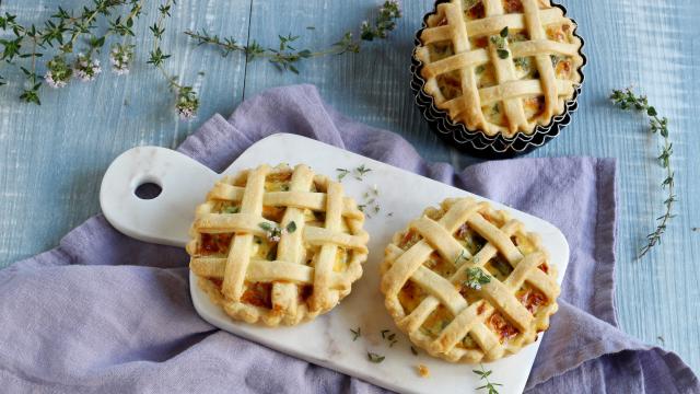 Tartelettes salées en croisillons à la ricotta, oignons, mortadelle et asperges vertes