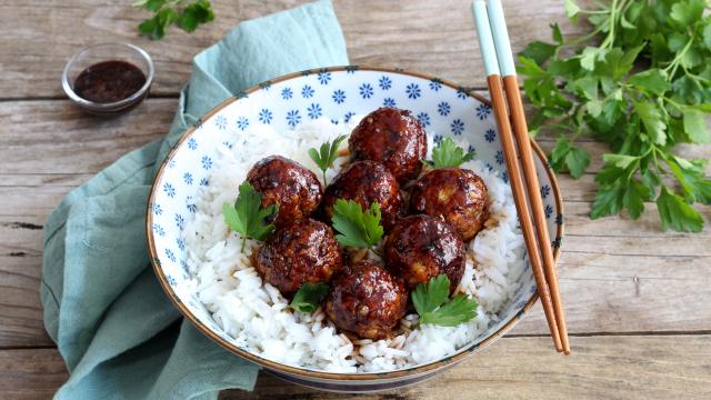 Salade légère au pamplemousse, crevettes et vermicelles de riz, falafels de lentilles corail, nouilles à la sauce soja et œuf mollet… Votre menu healthy de la semaine du 21 au 25 mars par 750green